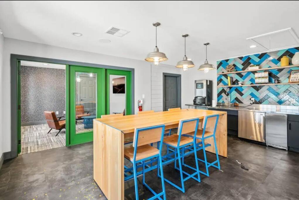 Apartment 6 Min To Dt~pool~free Parking~2king Bed & 2bath