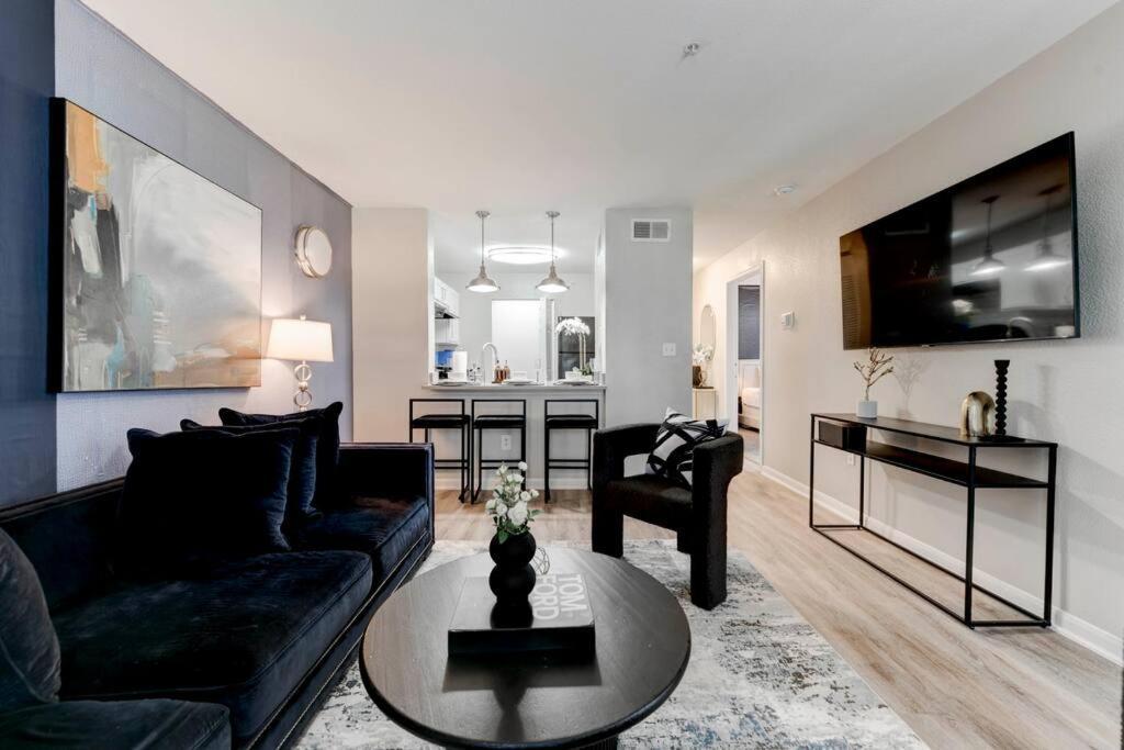 Apartment 6 Min To Dt~pool~free Parking~2king Bed & 2bath *