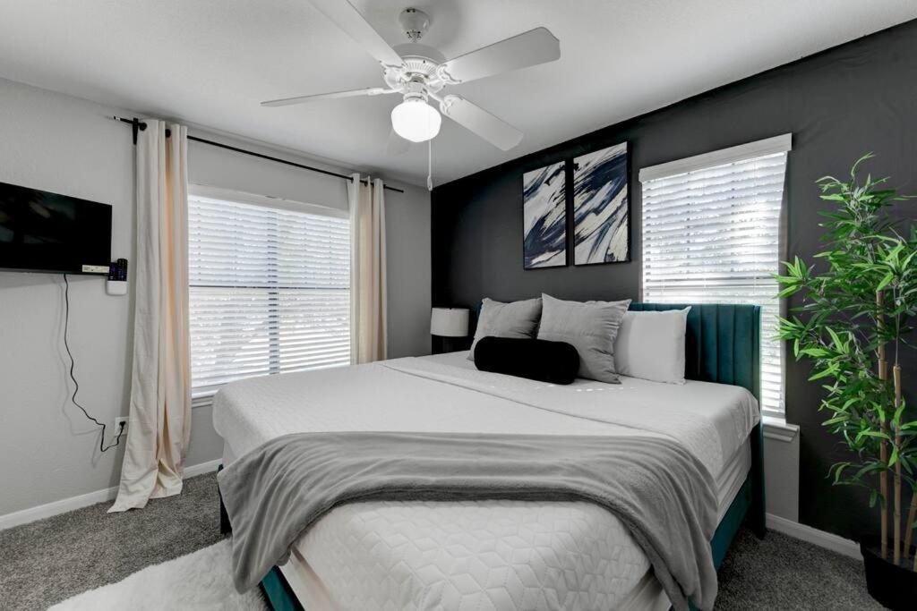 Apartment 6 Min To Dt~pool~free Parking~2king Bed & 2bath