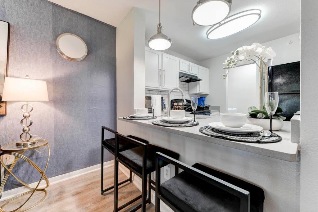 Apartment 6 Min To Dt~pool~free Parking~2king Bed & 2bath *