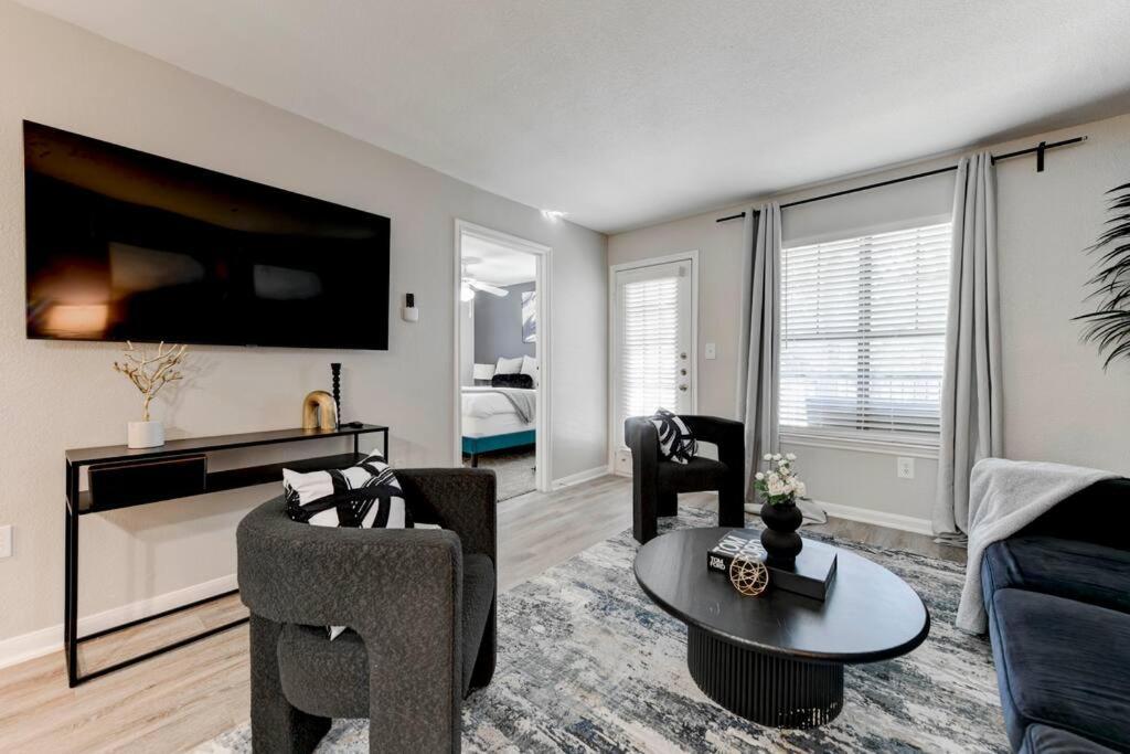 6 Min To Dt~pool~free Parking~2king Bed & 2bath * Austin