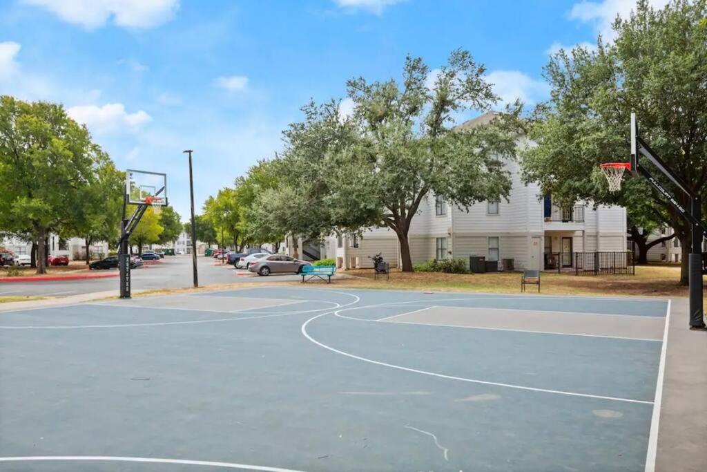 Apartment 6 Min To Dt~pool~free Parking~2king Bed & 2bath *