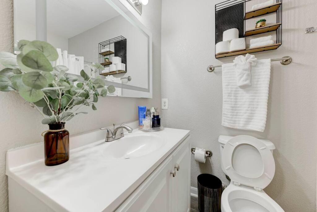 6 Min To Dt~pool~free Parking~2king Bed & 2bath *