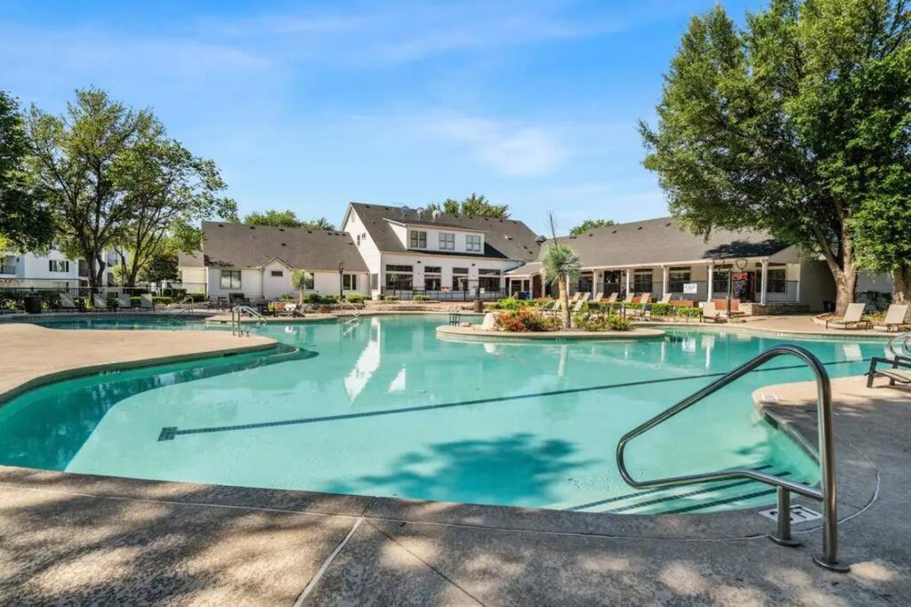 Apartment 6 Min To Dt~pool~free Parking~2king Bed & 2bath Austin
