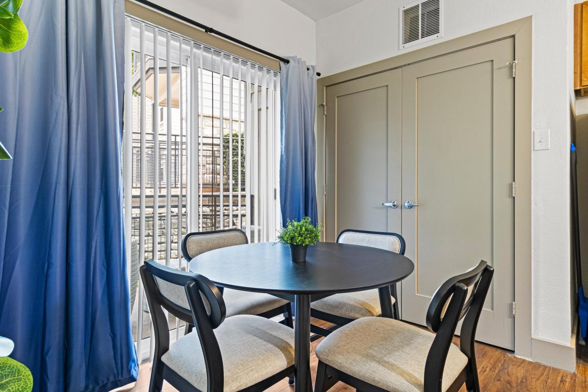 Apartment 1br Haven:pool/gym/free Wi-fi/ Walk To Shops *