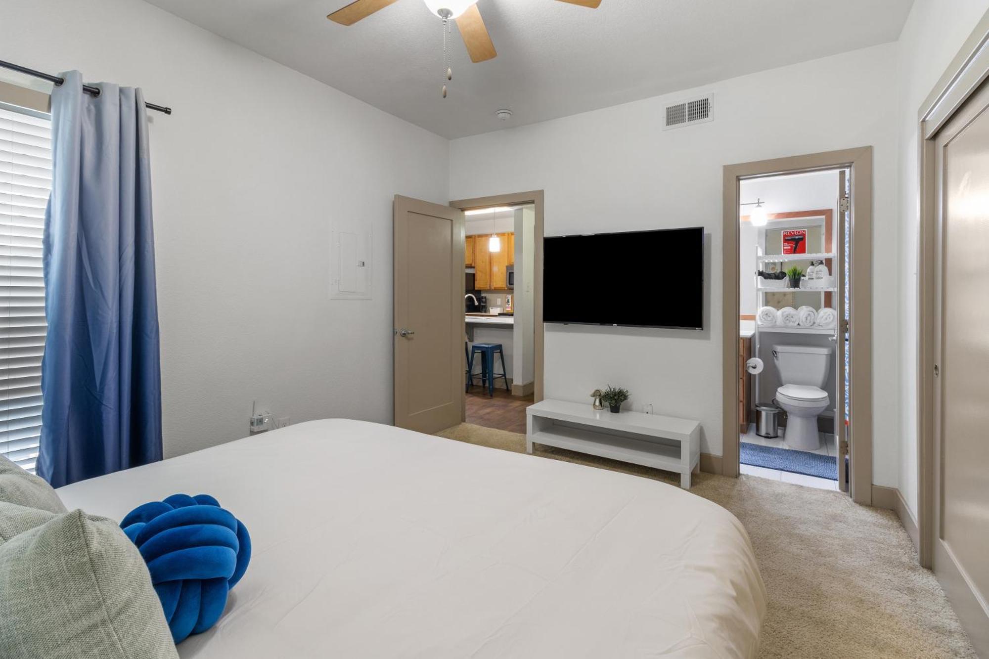 1br Haven:pool/gym/free Wi-fi/ Walk To Shops