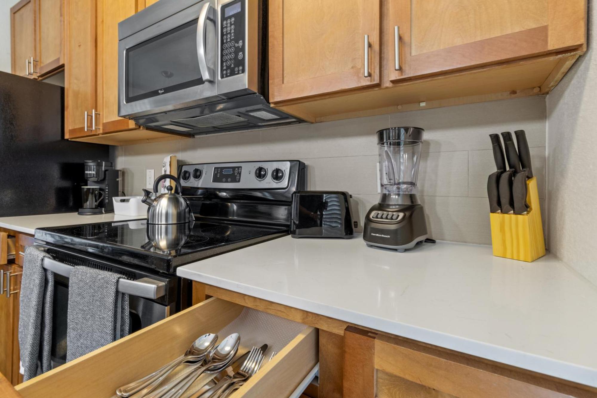Apartment 1br Haven:pool/gym/free Wi-fi/ Walk To Shops *