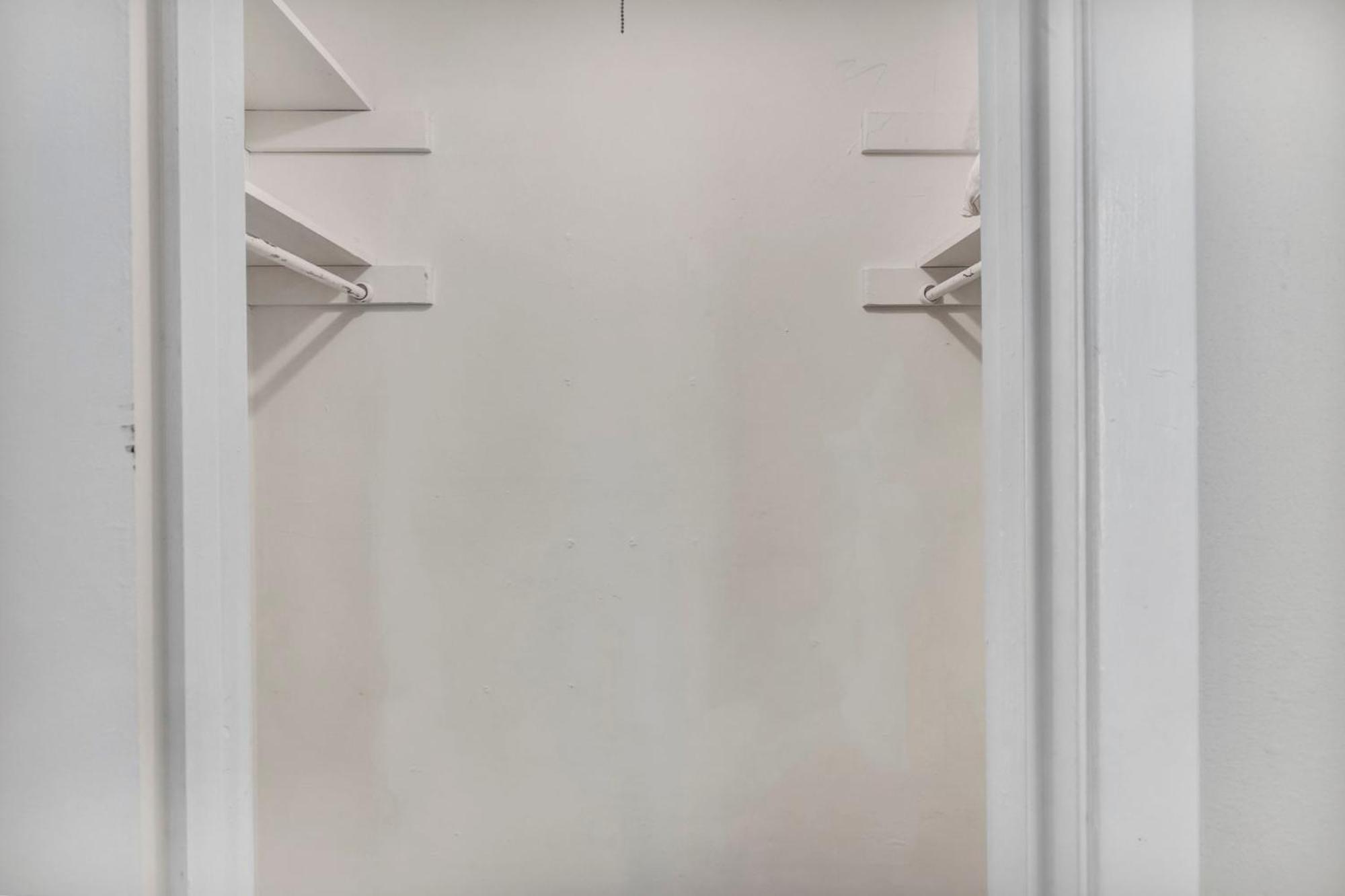 King W Fast Wifi - Free Parking, Sleeps 6 Apartment