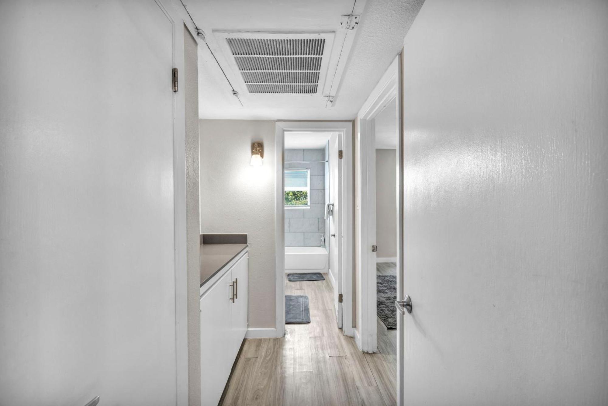 King W Fast Wifi - Free Parking, Sleeps 6 Apartment *