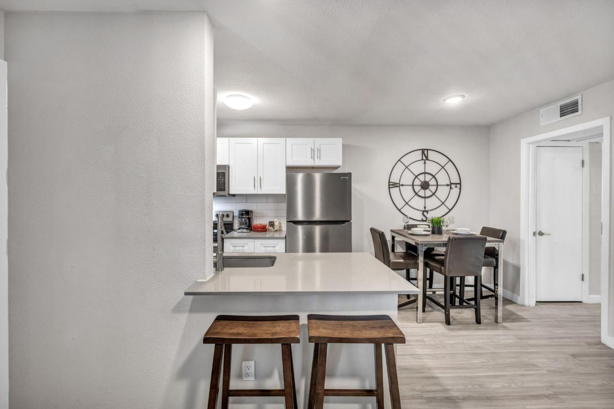 King W Fast Wifi - Free Parking, Sleeps 6 *