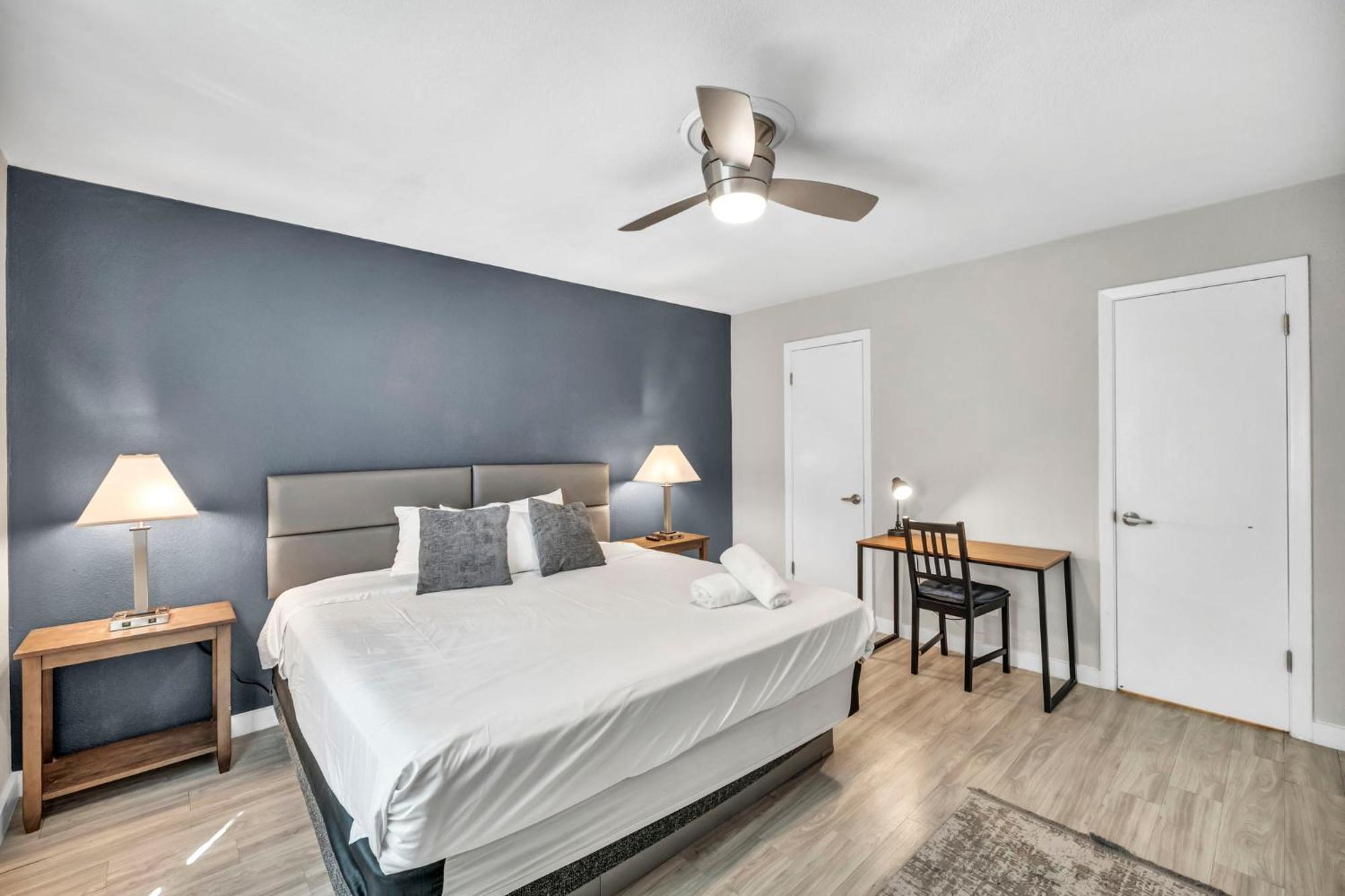 King W Fast Wifi - Free Parking, Sleeps 6 *