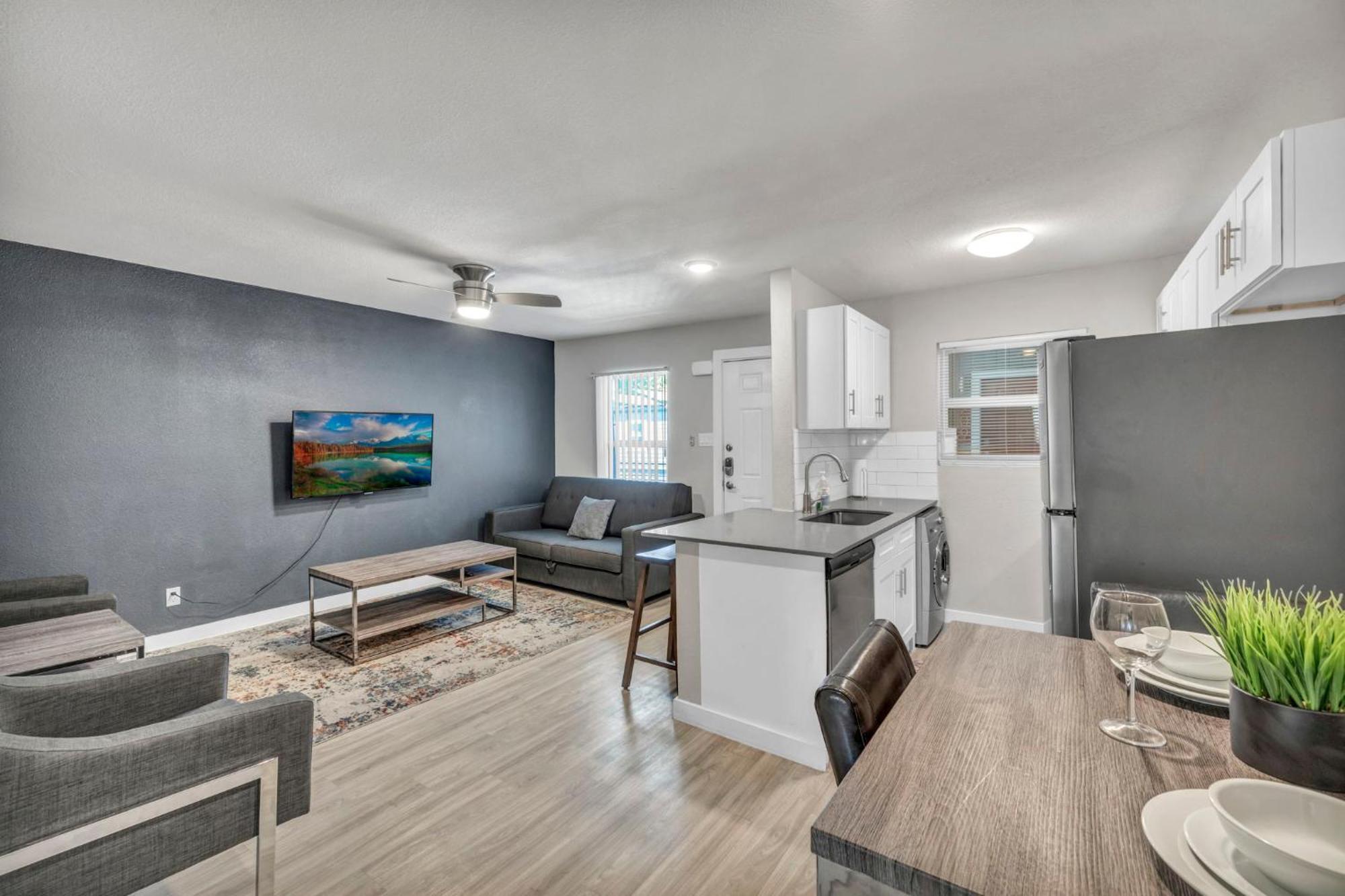 King W Fast Wifi - Free Parking, Sleeps 6 Apartment