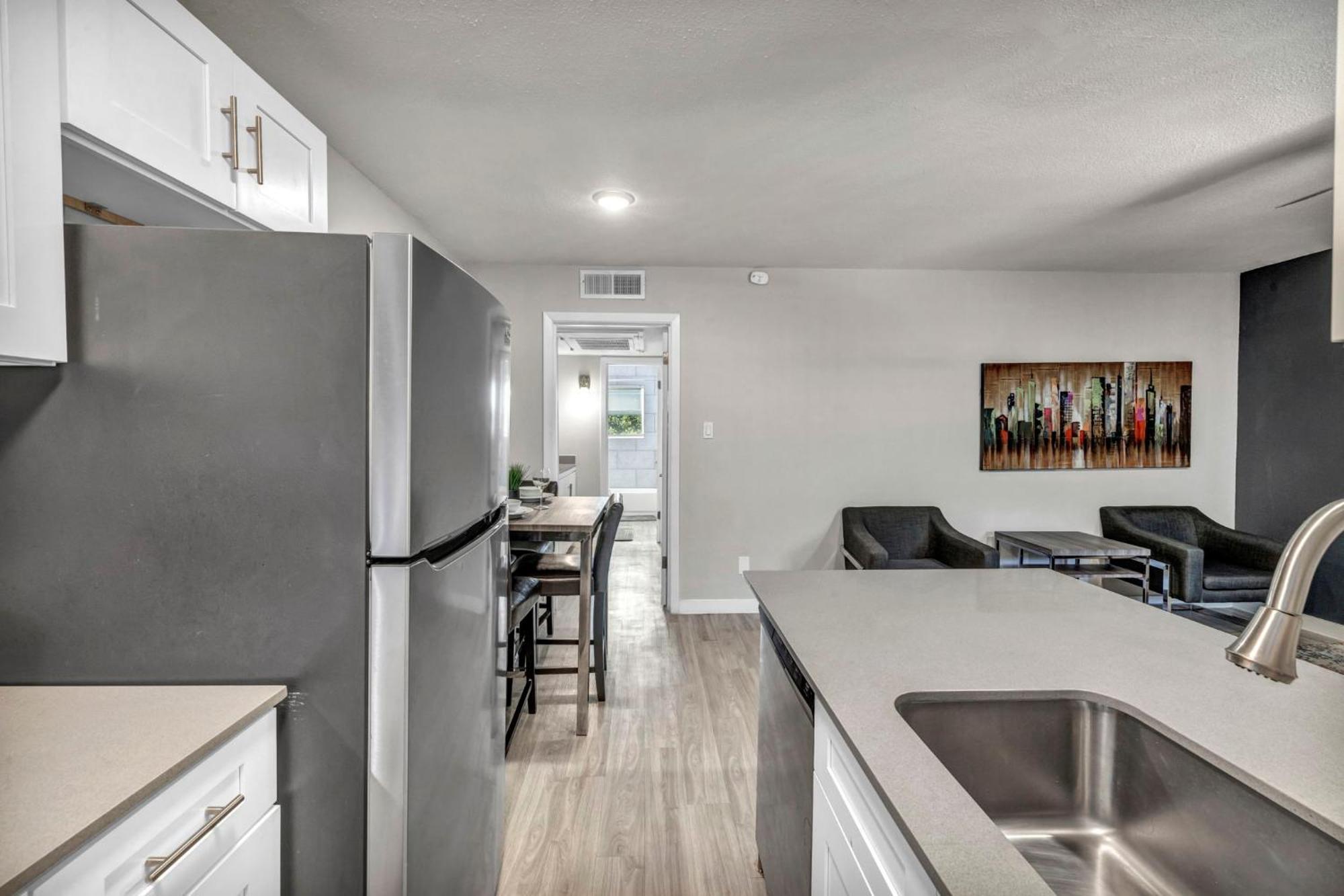 King W Fast Wifi - Free Parking, Sleeps 6 Apartment *