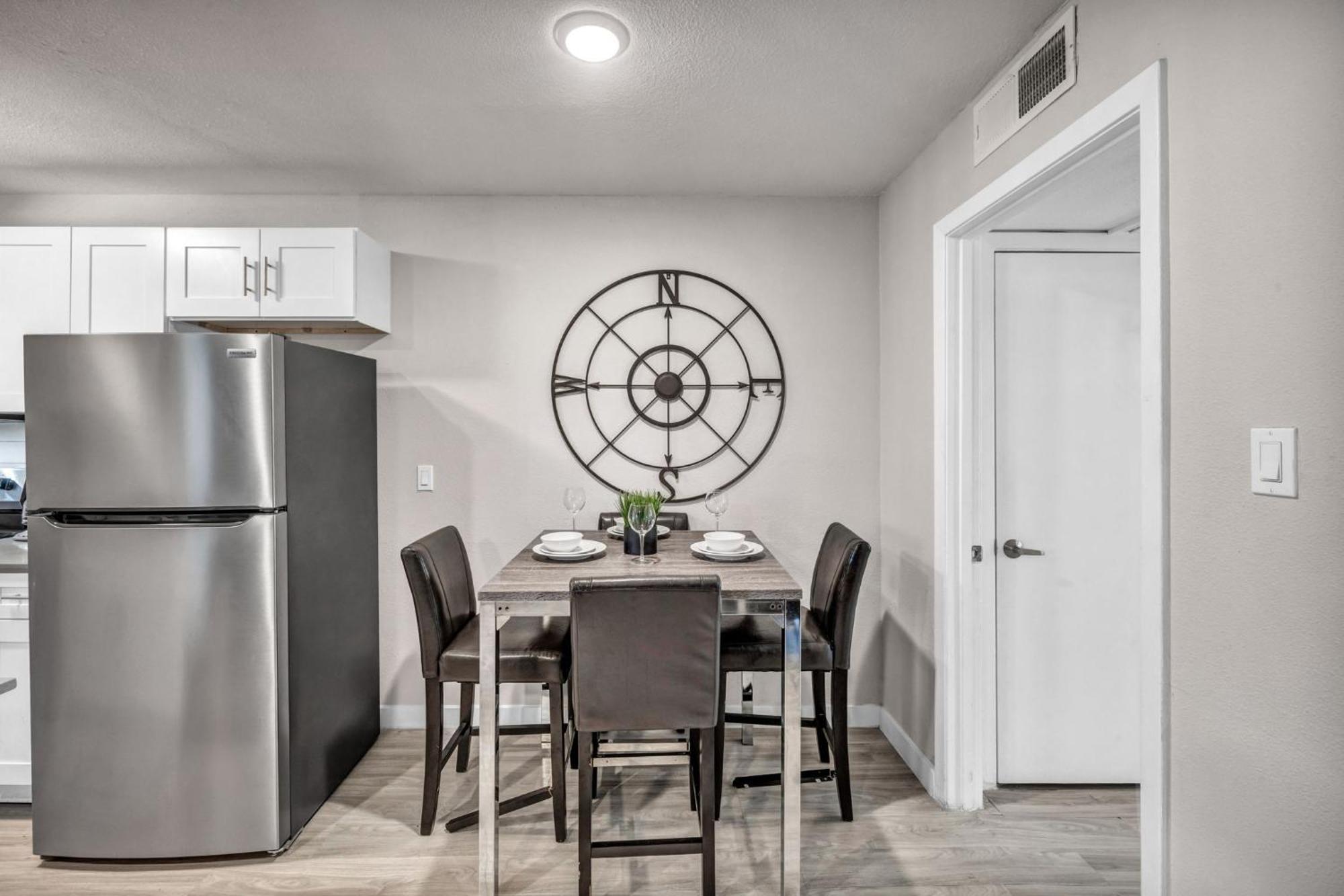 King W Fast Wifi - Free Parking, Sleeps 6 Apartment Austin