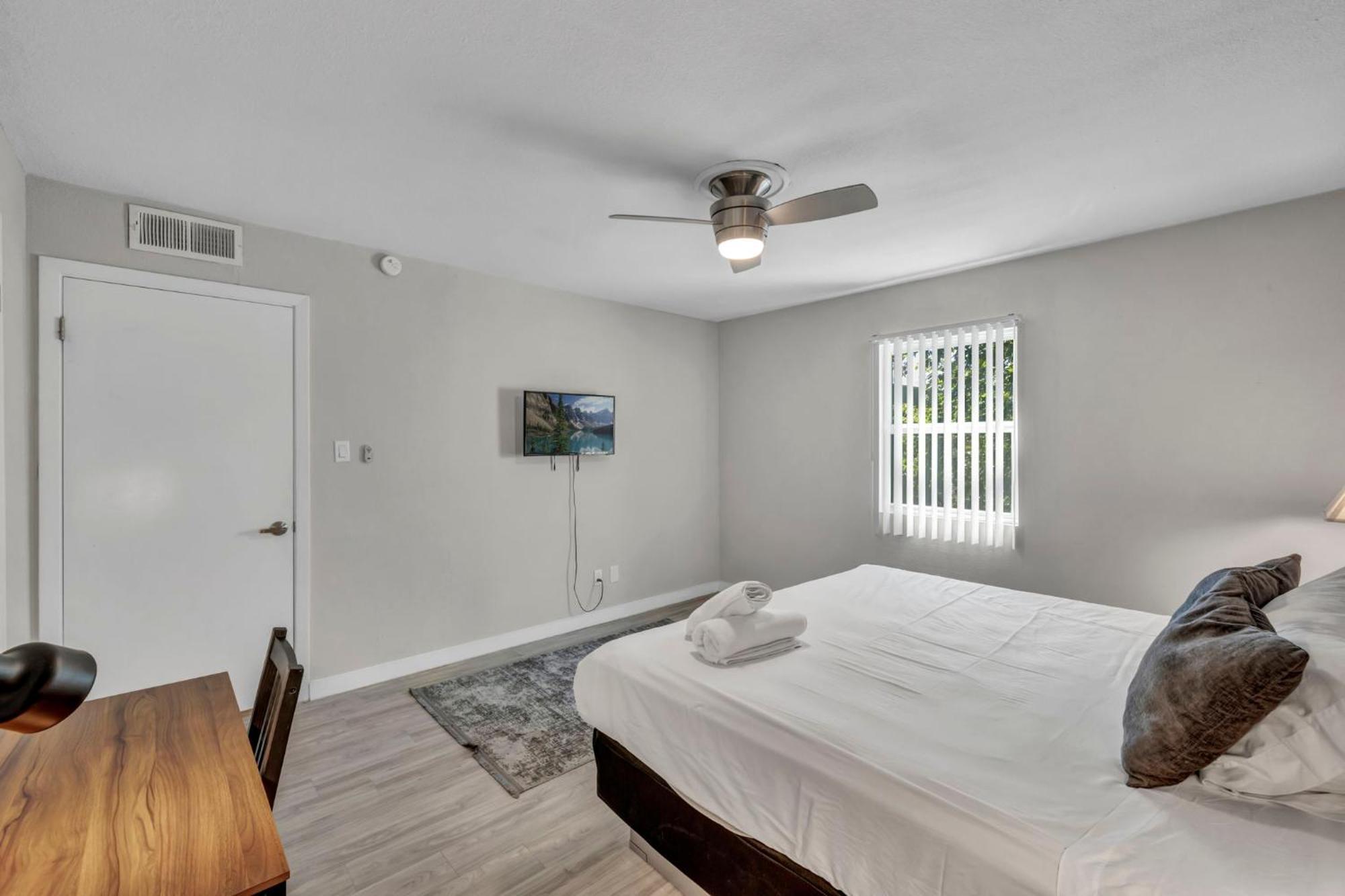 King W Fast Wifi - Free Parking, Sleeps 6 *