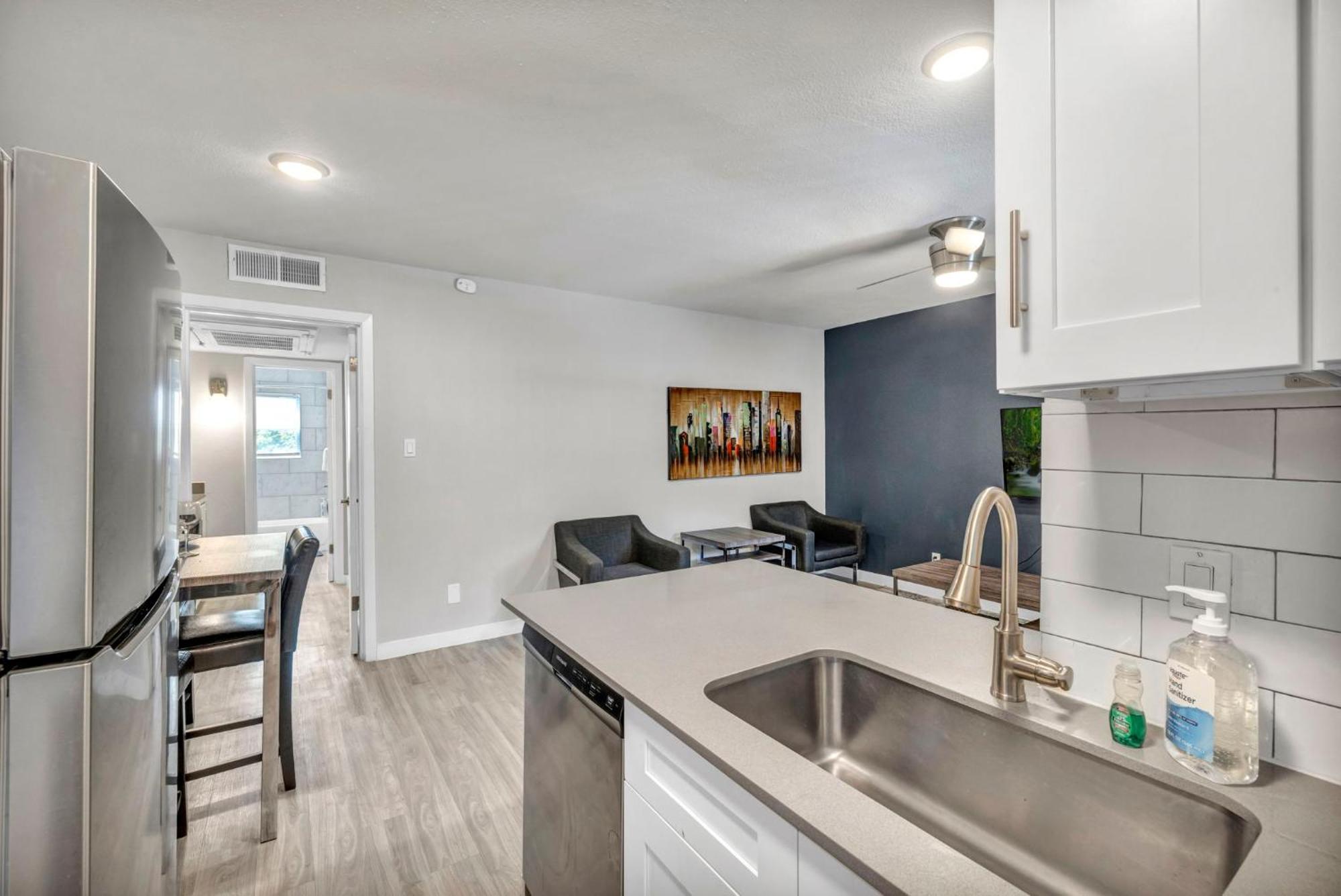 King W Fast Wifi - Free Parking, Sleeps 6 *