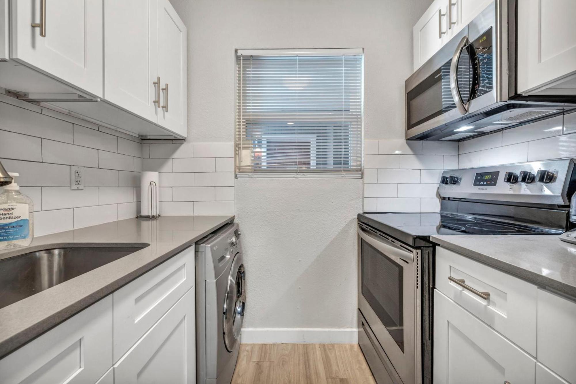 Apartment King W Fast Wifi - Free Parking, Sleeps 6 *