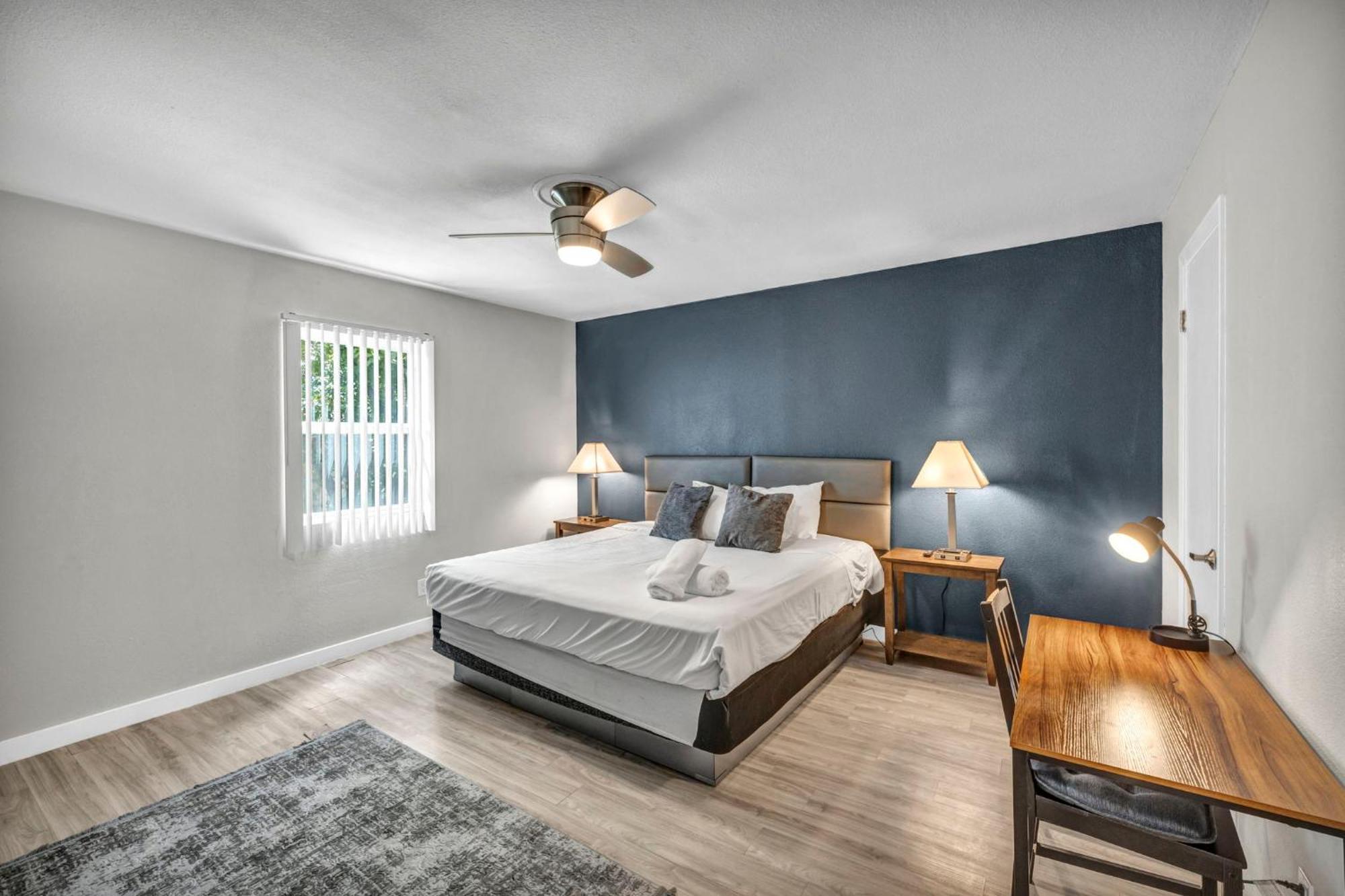 King W Fast Wifi - Free Parking, Sleeps 6 *
