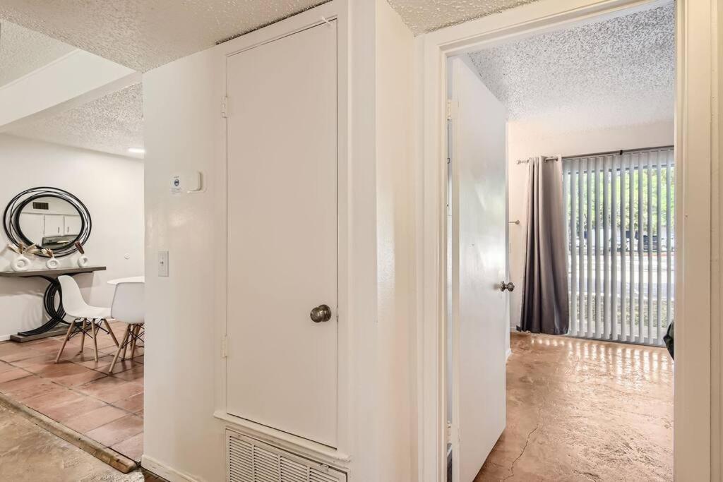 Your 2b Getaway - Walk Downtown - Pool, Pkg Apartment *