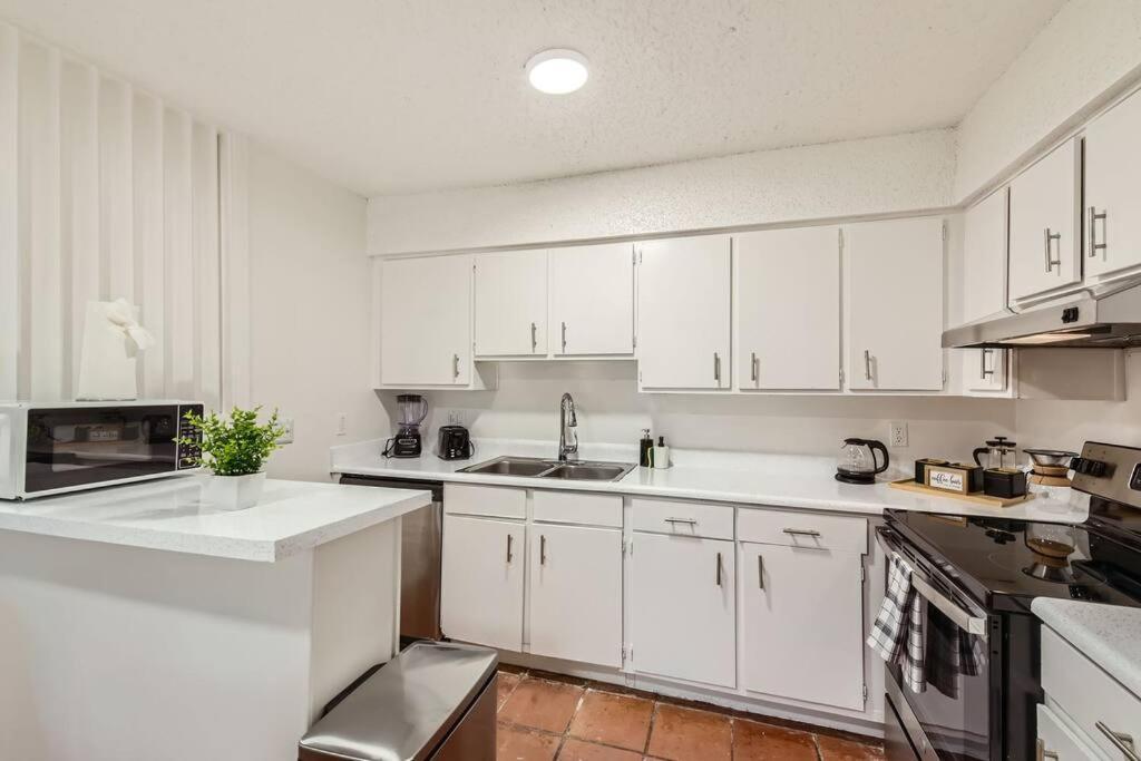 Your 2b Getaway - Walk Downtown - Pool, Pkg Apartment *