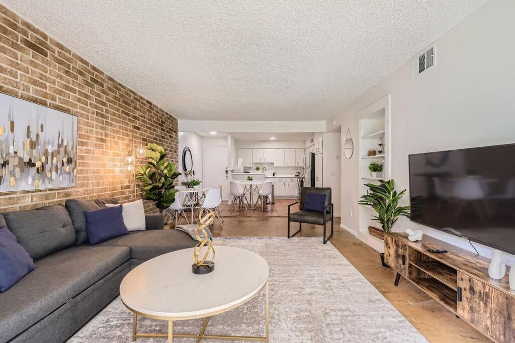 Your 2b Getaway - Walk Downtown - Pool, Pkg * Austin