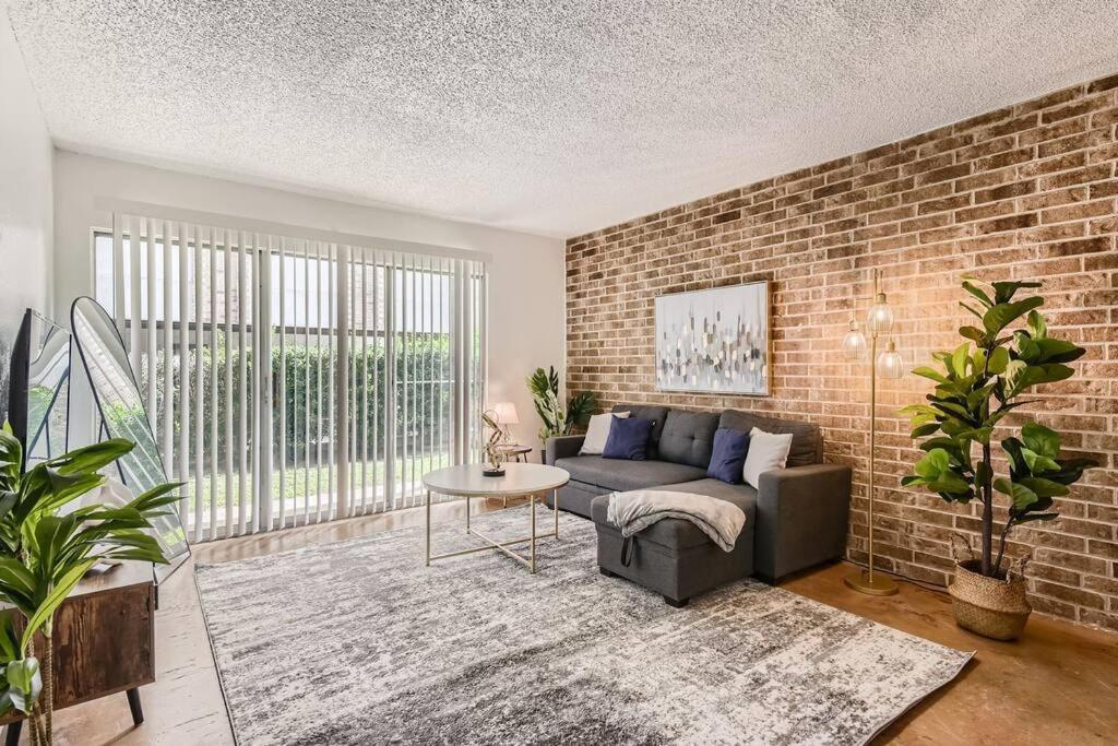 Your 2b Getaway - Walk Downtown - Pool, Pkg Apartment Austin