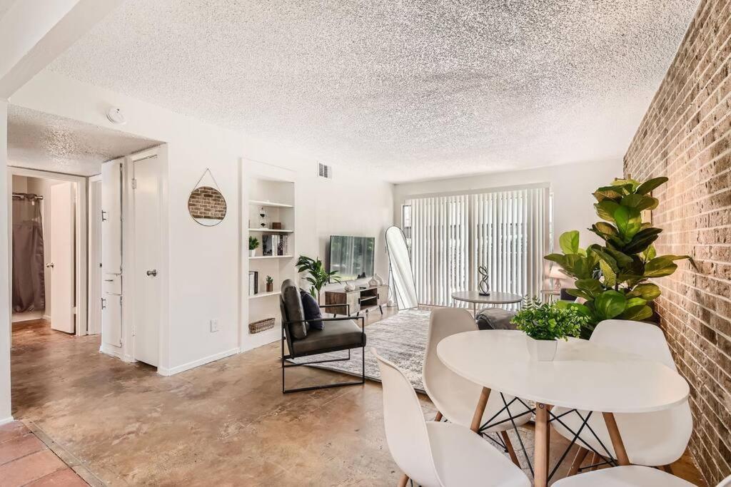 Your 2b Getaway - Walk Downtown - Pool, Pkg Apartment *