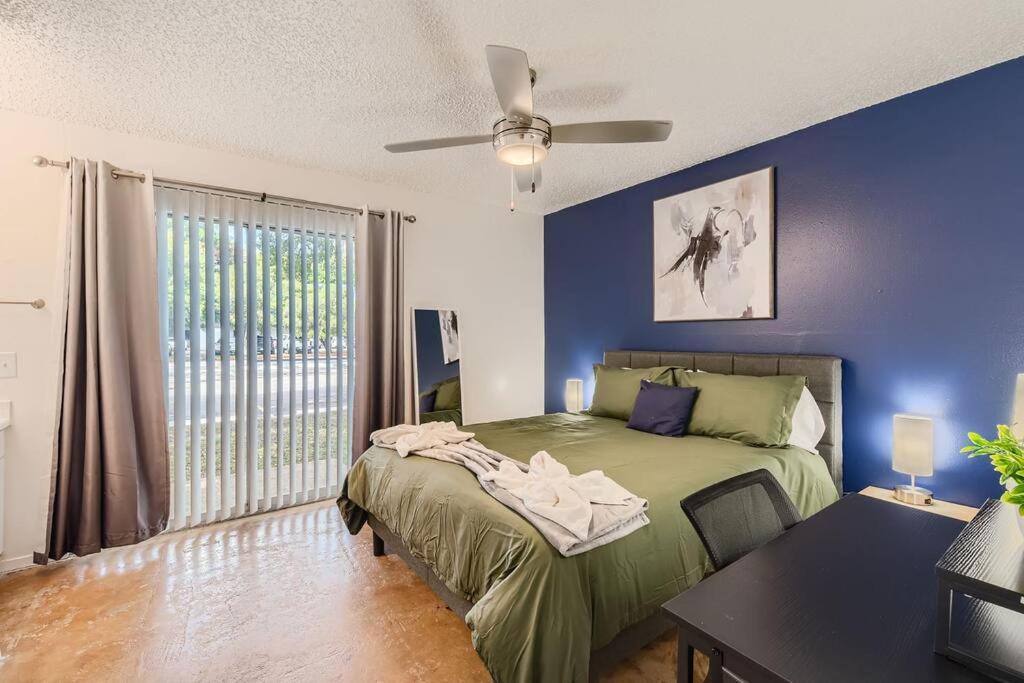 Your 2b Getaway - Walk Downtown - Pool, Pkg
