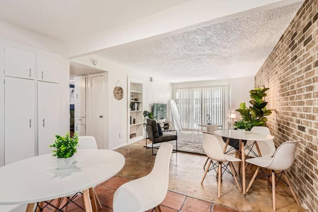 Your 2b Getaway - Walk Downtown - Pool, Pkg Apartment