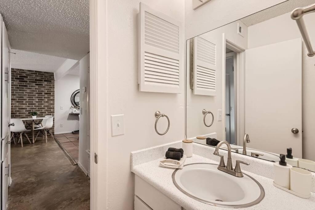 Apartment Your 2b Getaway - Walk Downtown - Pool, Pkg Austin