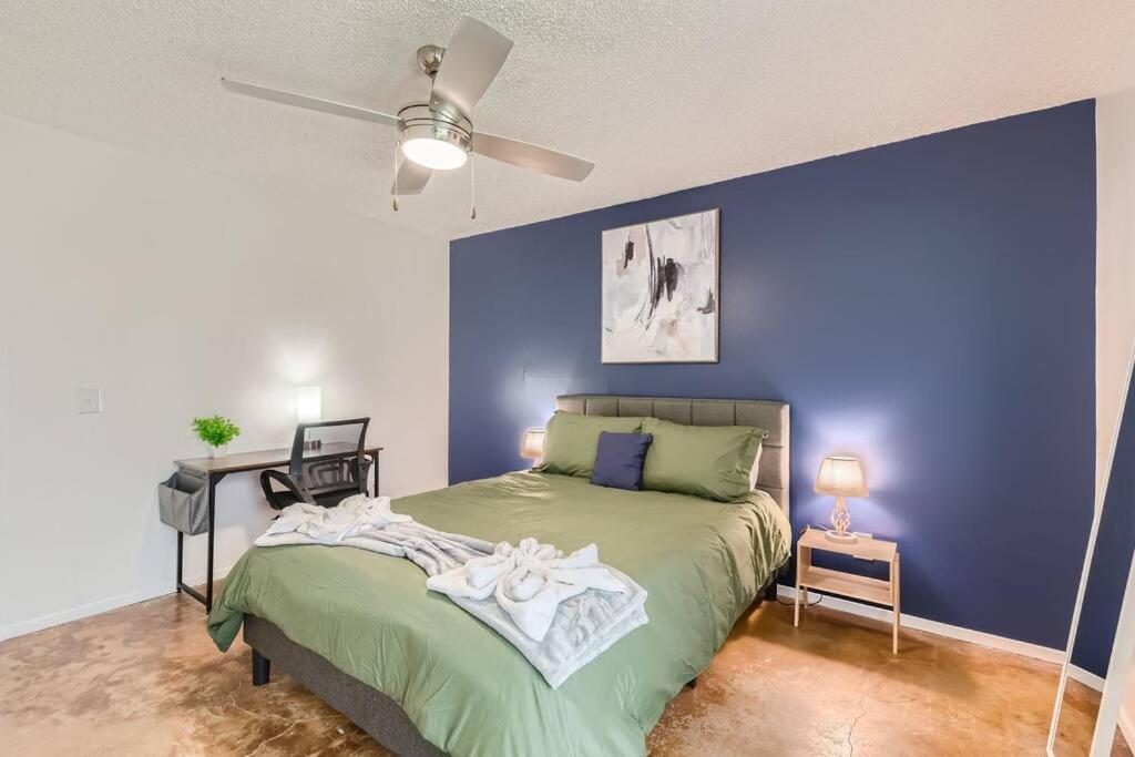 Your 2b Getaway - Walk Downtown - Pool, Pkg *