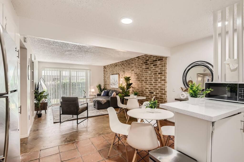 Your 2b Getaway - Walk Downtown - Pool, Pkg Austin