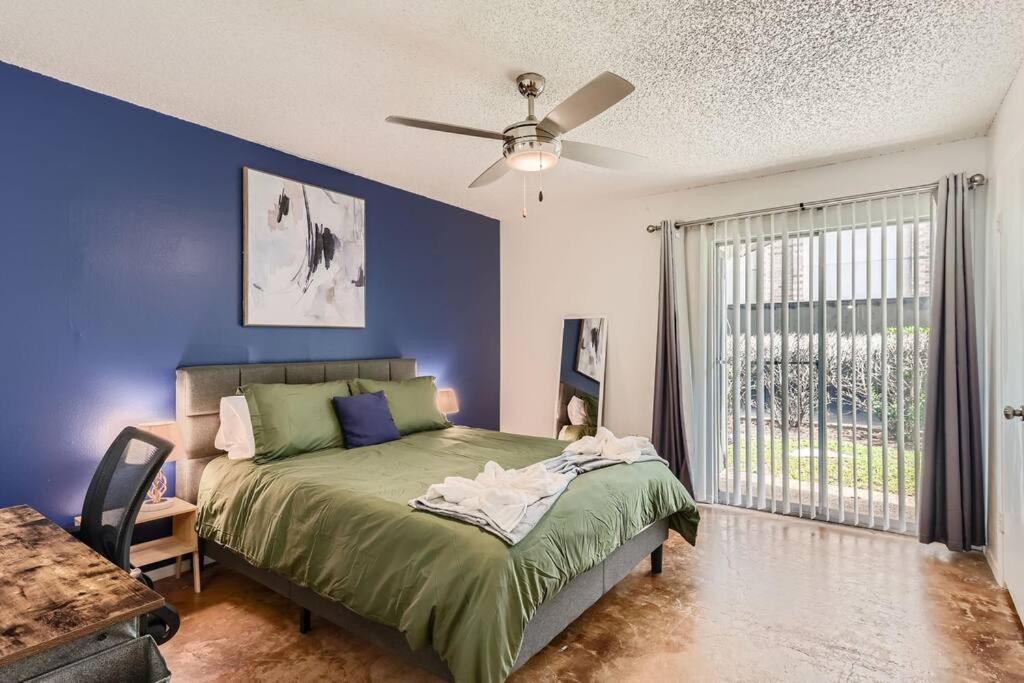 Your 2b Getaway - Walk Downtown - Pool, Pkg