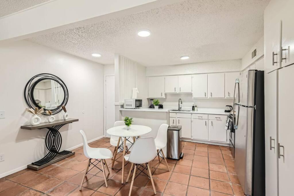 Apartment Your 2b Getaway - Walk Downtown - Pool, Pkg *