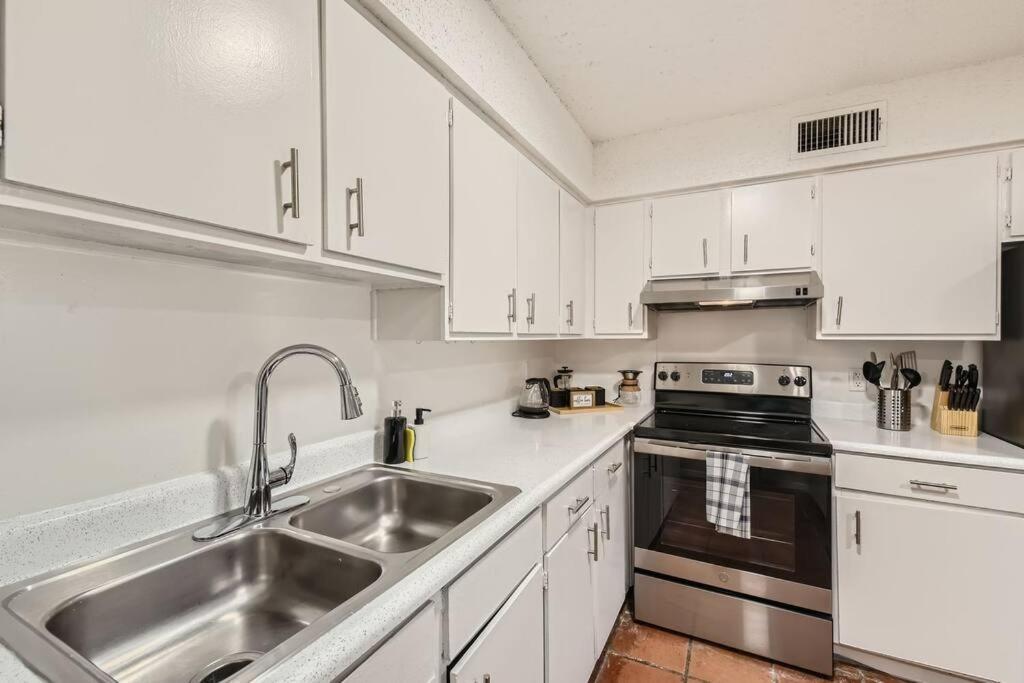 Apartment Your 2b Getaway - Walk Downtown - Pool, Pkg Austin