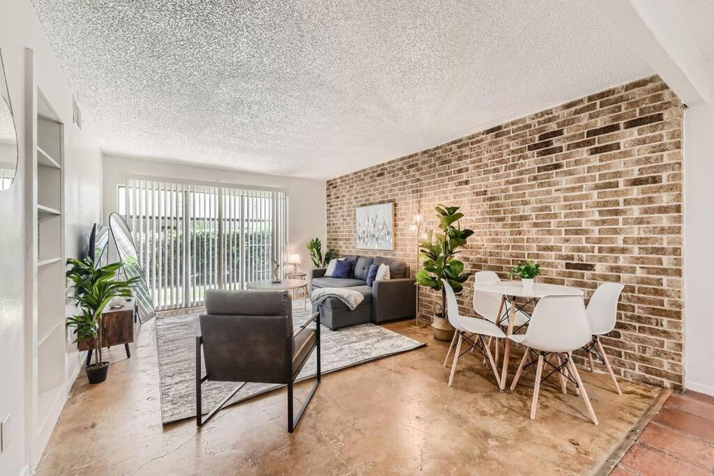 Your 2b Getaway - Walk Downtown - Pool, Pkg Apartment *