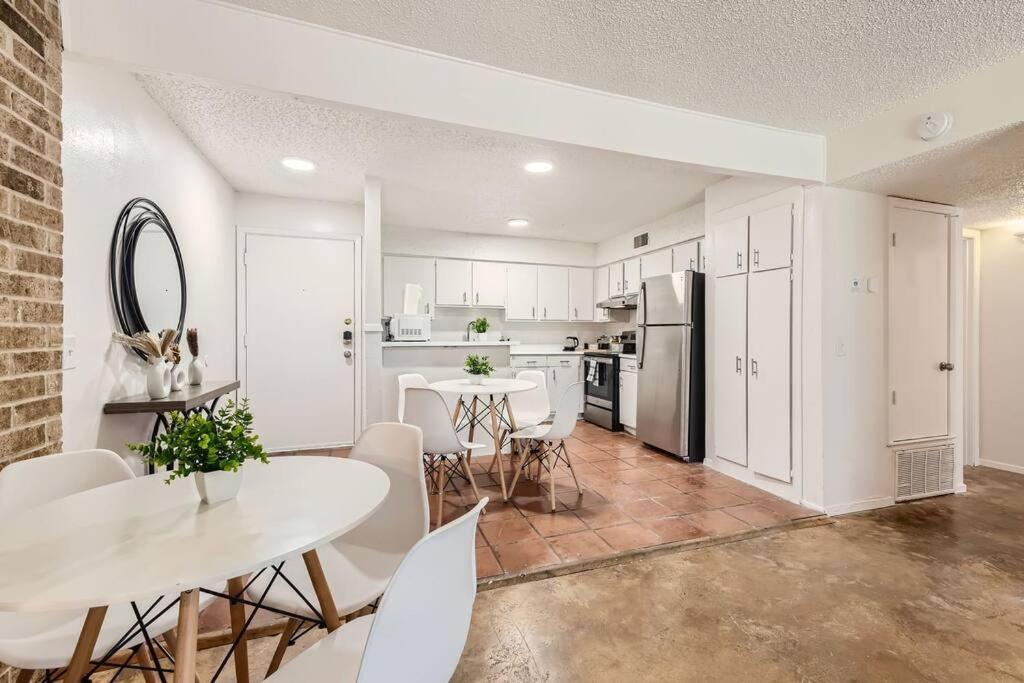 Your 2b Getaway - Walk Downtown - Pool, Pkg Apartment Austin