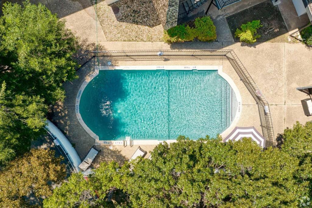 Your 2b Getaway - Walk Downtown - Pool, Pkg Apartment