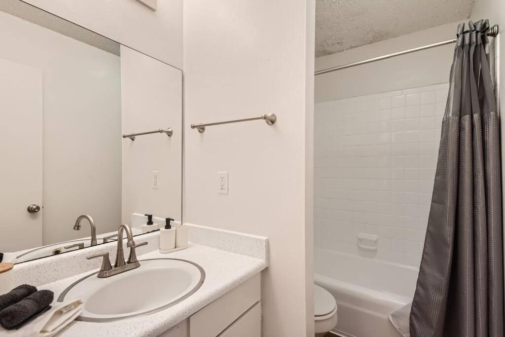 Your 2b Getaway - Walk Downtown - Pool, Pkg Apartment *