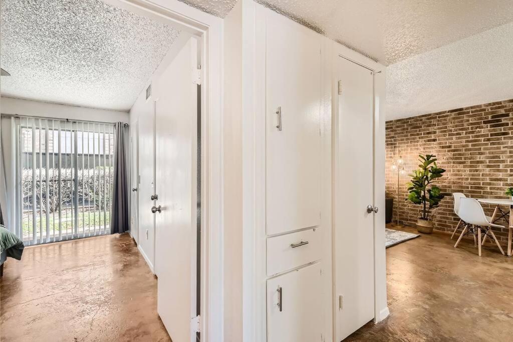 Your 2b Getaway - Walk Downtown - Pool, Pkg *
