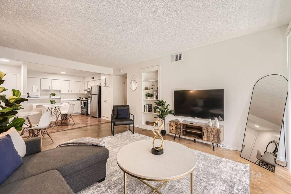 Your 2b Getaway - Walk Downtown - Pool, Pkg Austin