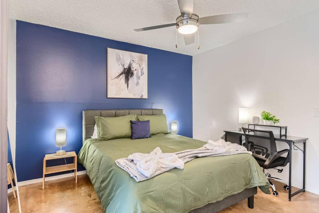 Your 2b Getaway - Walk Downtown - Pool, Pkg *