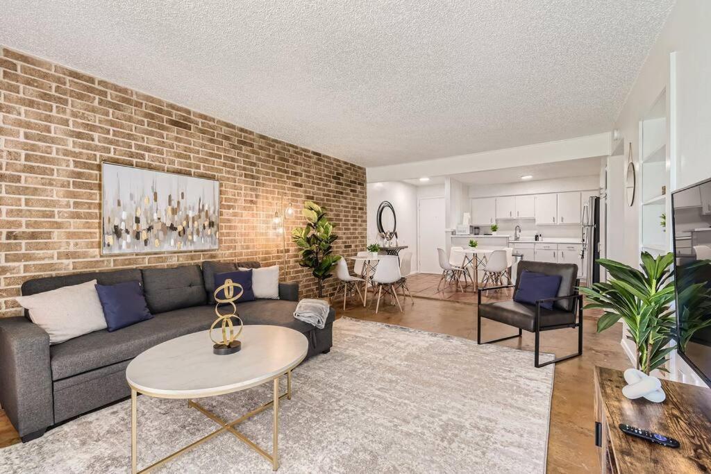 Your 2b Getaway - Walk Downtown - Pool, Pkg Austin