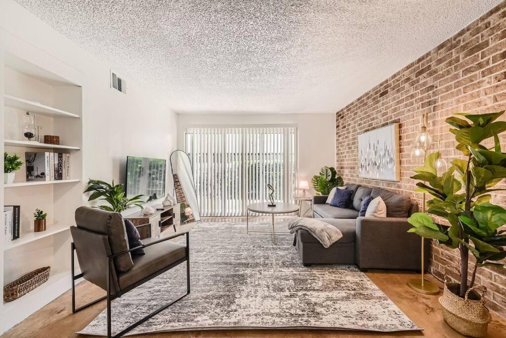 Apartment Your 2b Getaway - Walk Downtown - Pool, Pkg Austin