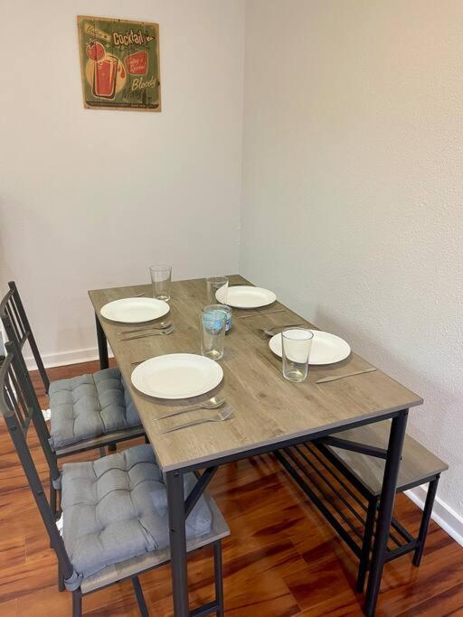 1 Bdrm Poolside Garden Apartment Austin