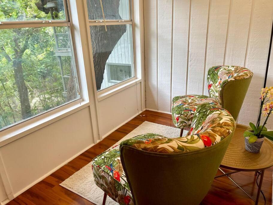 1 Bdrm Poolside Garden * Austin
