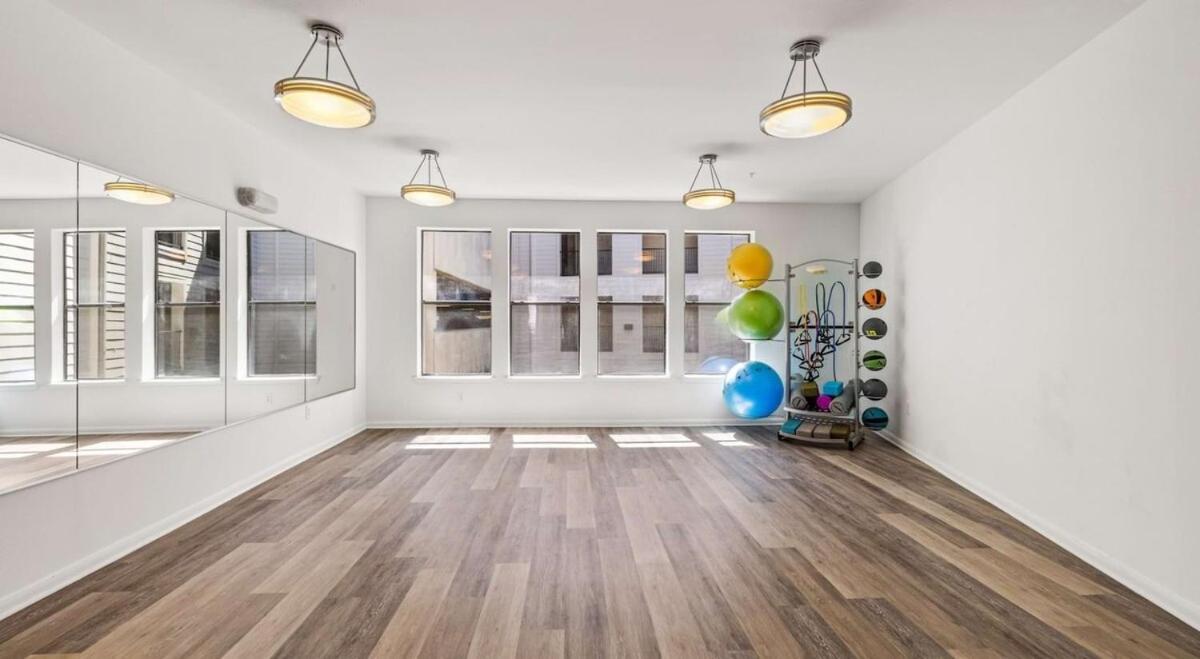 Modern 2b Near Downtown With Pool And Cozy King Beds Apartment Austin