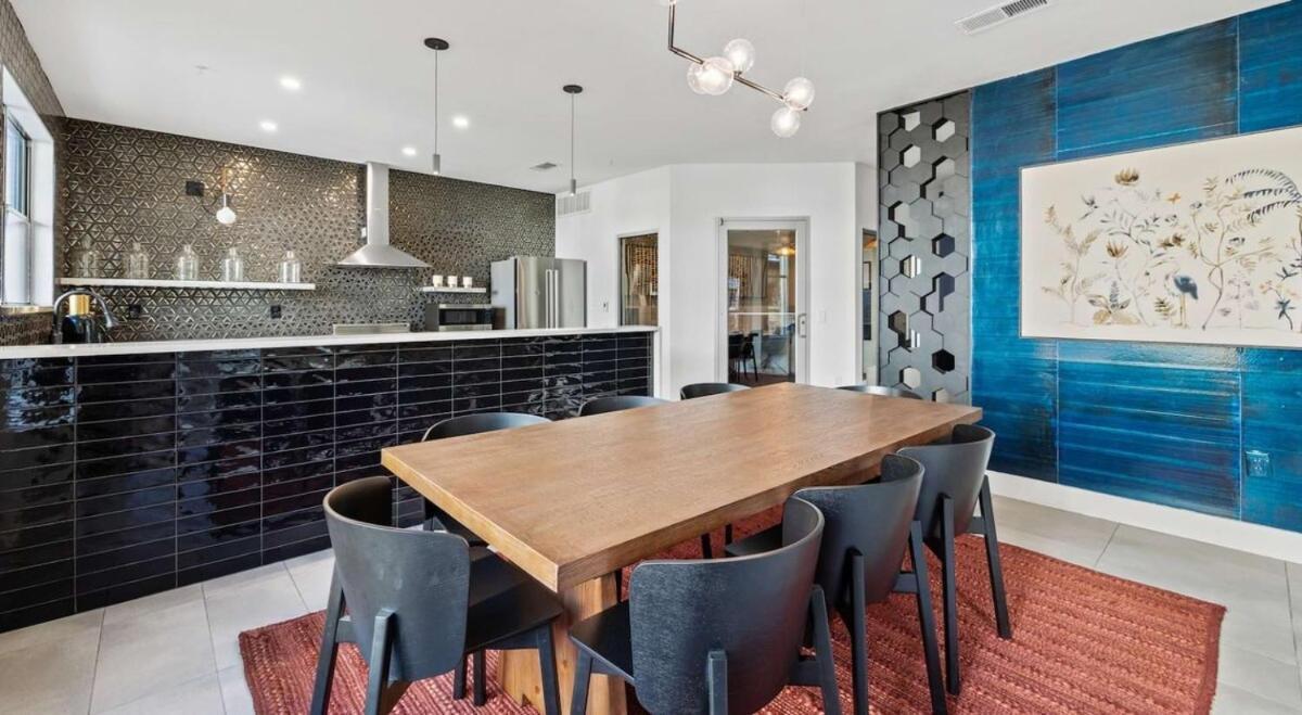 Modern 2b Near Downtown With Pool And Cozy King Beds Apartment Austin