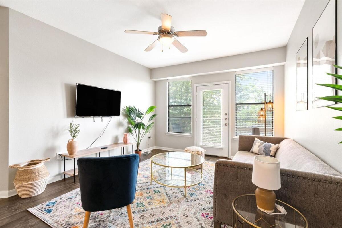 Modern 2b Near Downtown With Pool And Cozy King Beds