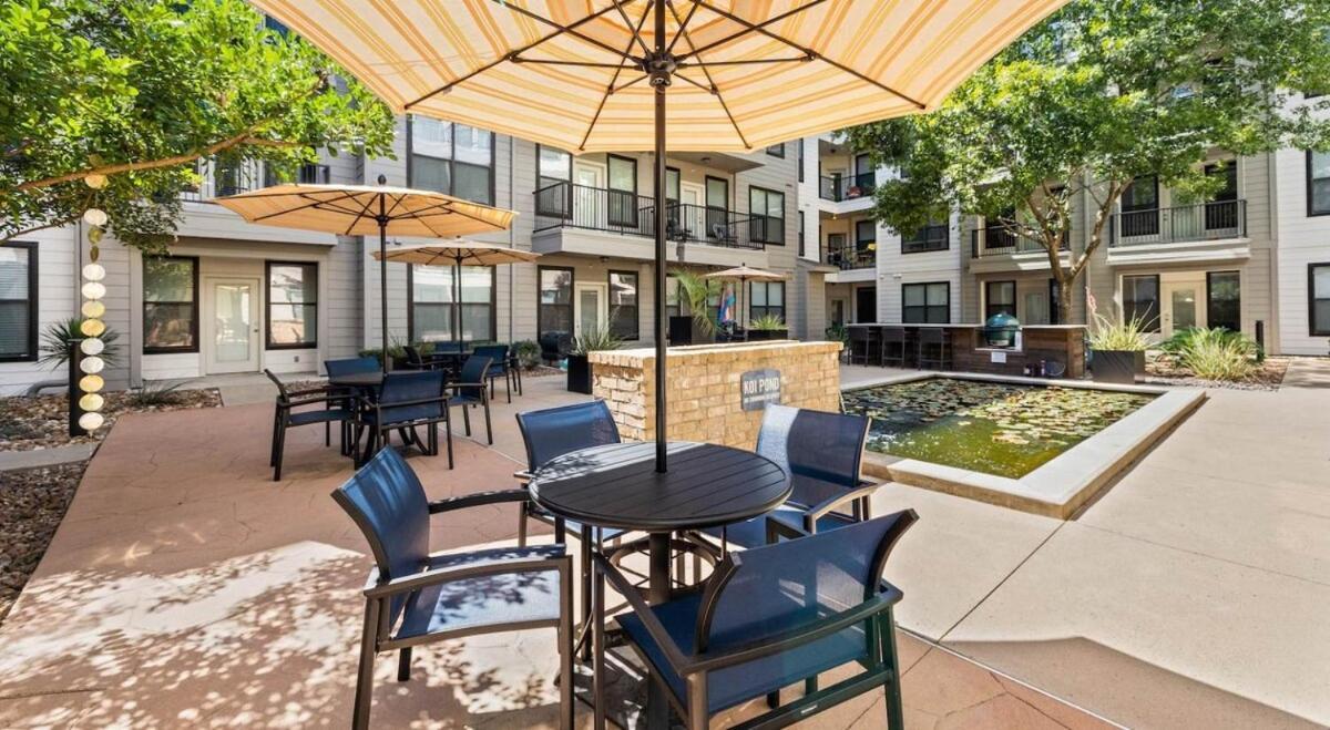 Apartment Modern 2b Near Downtown With Pool And Cozy King Beds